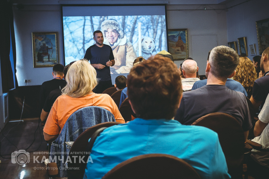 Российский мотопутешественник представил на Камчатке премьеру своего фильма о Командорах. Фото: «Камчатка Сегодня» \ Игорь Сафончик+. Фотография 28