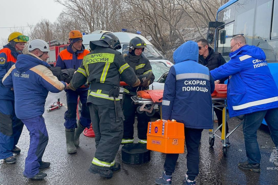 Два человека пострадали при столкновении автомобиля и  автобуса  на Камчатке. МЧС. Фотография 9