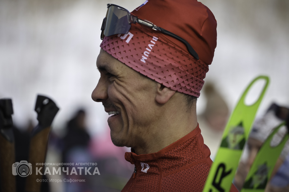 Лыжня России 2026 на Камчатке: полторы тысячи участников объединились на старте. Фото: «Камчатка Сегодня» \ Игорь Сафончик. Фотография 75