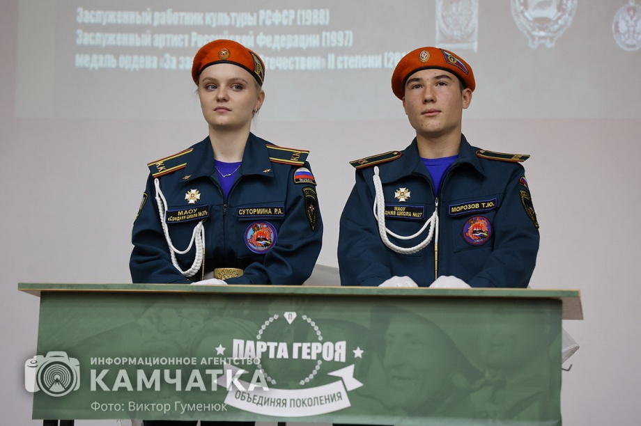 «Парту Героя» открыли сегодня в школе Петропавловска. фото: Виктор Гуменюк. Фотография 14