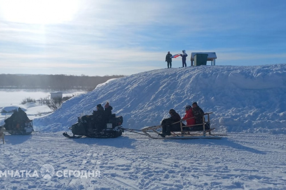 Жители села Седанка проводили своих земляков, вызвавшихся добровольцами на СВО. Фоторепортаж. фото: Светлана Захарова. Фотография 16