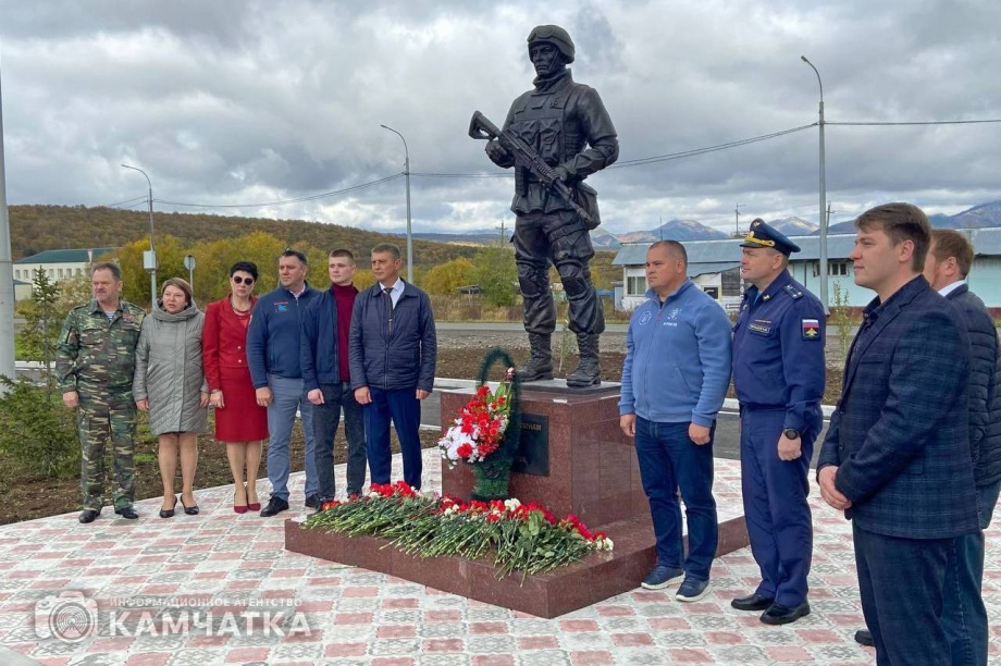 Памятник участникам СВО торжественно открыли в камчатском посёлке Сокоч. Фото: ИА "Камчатка". Фотография 1