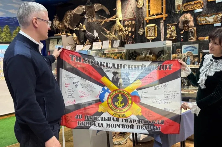 Владимир Солодов передал музею в Усть-Большерецке ценные экспонаты . Фото: kamgov.ru. Фотография 1