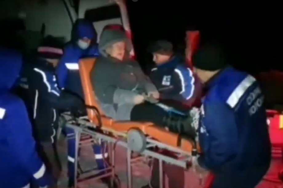 Женщину с инсультом эвакуировали спасатели из заснеженного дачного поселка на Камчатке. 