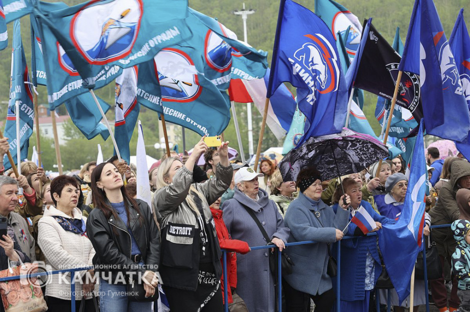 День России отметили на Камчатке многонационально, с митингом, концертом и детскими забавами. . Фотография 20