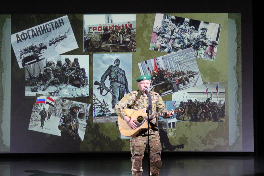 «Время выбрало вас»: фестиваль, который соединил поколения под аккорды гитар. . Фотография 1