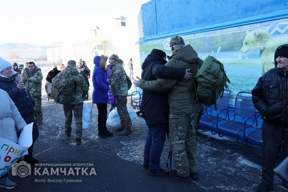 Это радость со слезами на глазах — самолёт с мобилизованными бойцами СВО прилетел на Камчатку. Фото: Виктор Гуменюк . Фотография 61