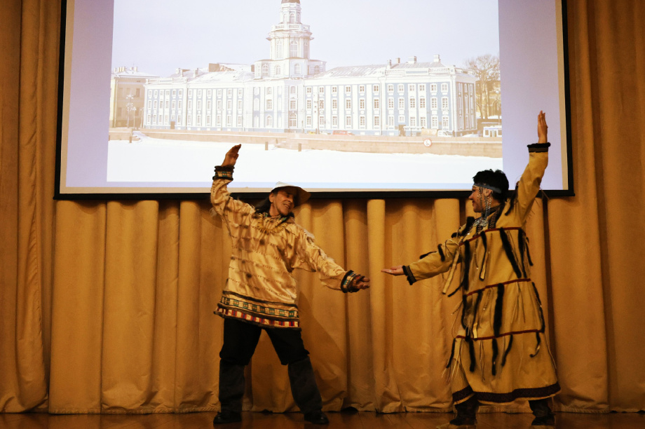 На Командорах презентовали уникальный сборник алеутских сказок «Кто убивает дождь?». . Фотография 2