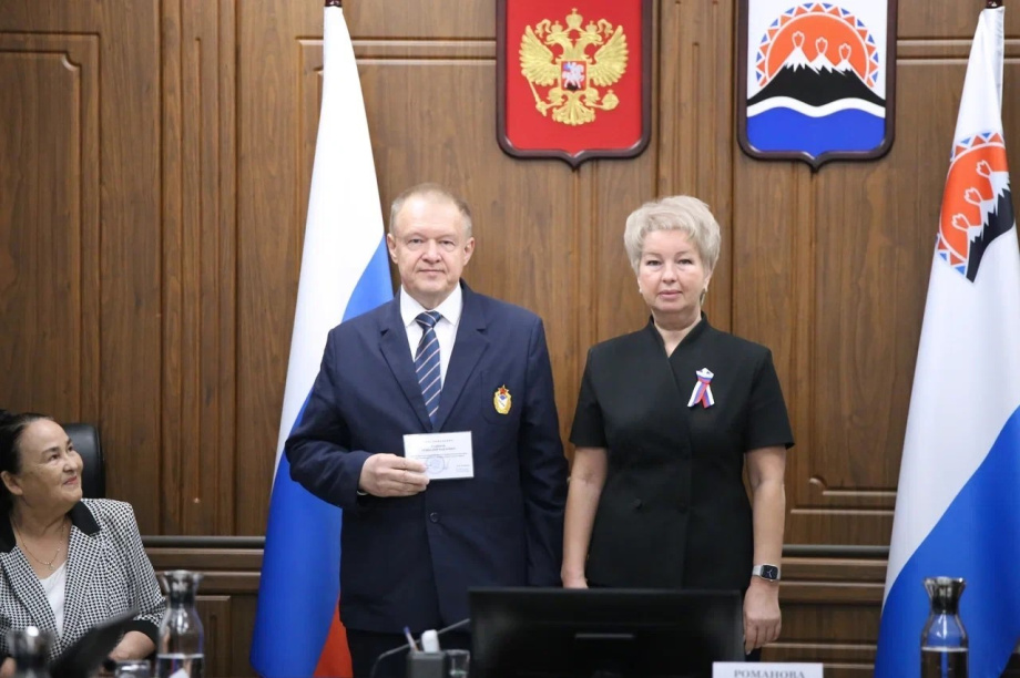 Депутаты Законодательного Собрания Камчатского края 5-го созыва получили удостоверения об избрании. Фото: Законодательное собрание Камчатского края. Фотография 7