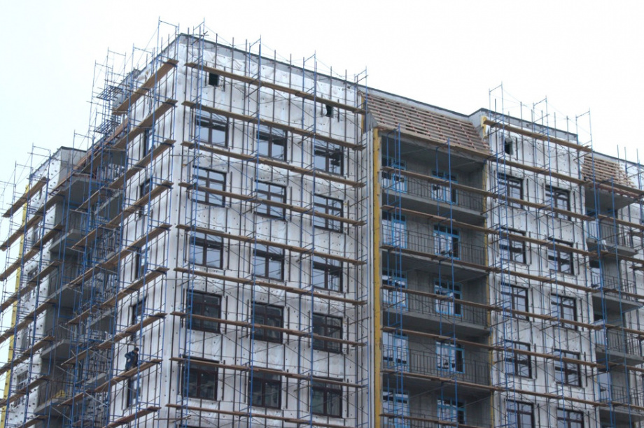 Камчатские строители начали работы по фасаду в новом доме на Арсеньева . фото: kamgov.ru. Фотография 1