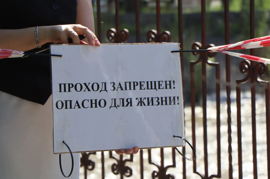 Пешеходный мост через реку Половинка перекрыт из-за половодья. . Фотография 2