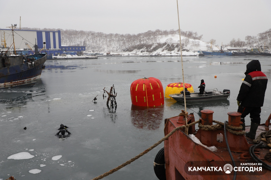 «Ронд» поднимают со дна. Фото: Виктор Гуменюк. Фотография 8