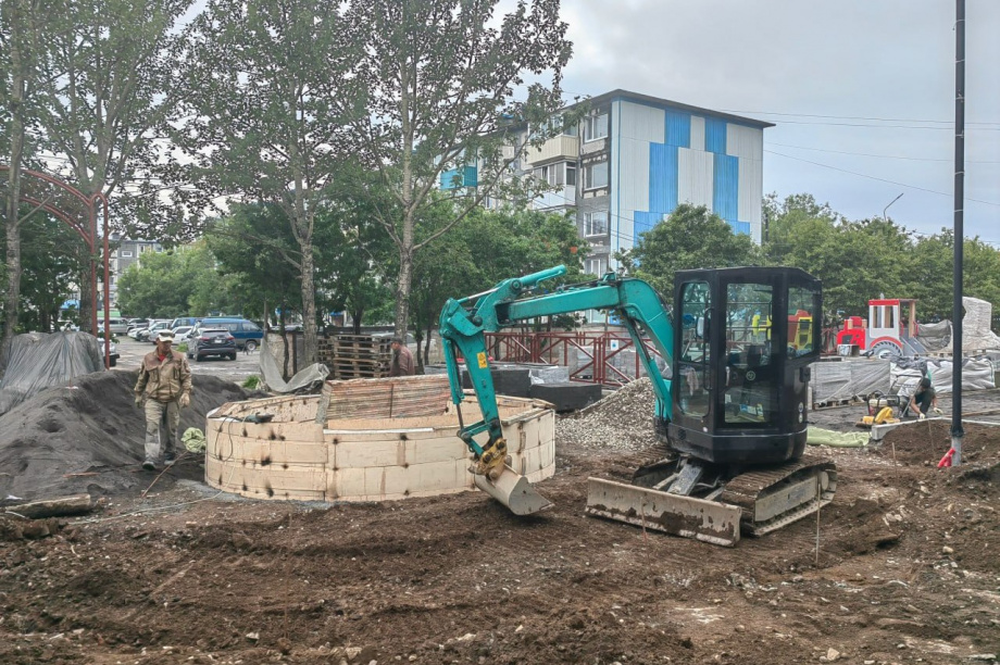 Детскую площадку обустраивают в сквере Строителей в Петропавловске. Фото: kamgov.ru. Фотография 3