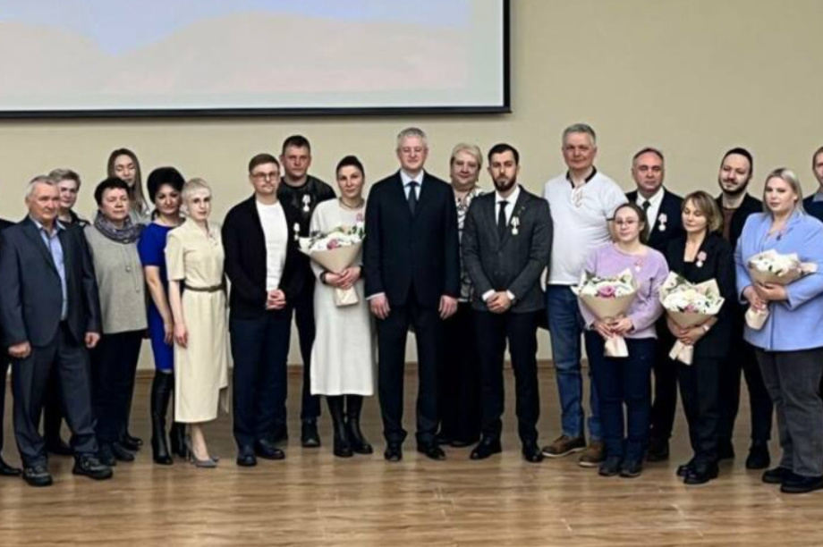 Героическим медикам на Камчатке вручили высокие государственные награды. Фото: kamgov.ru. Фотография 3