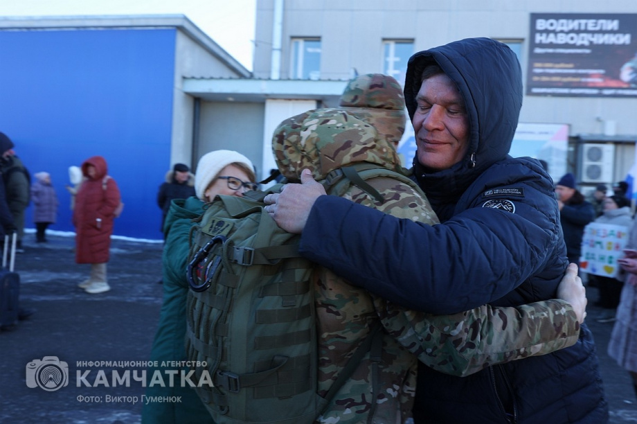 Это радость со слезами на глазах — самолёт с мобилизованными бойцами СВО прилетел на Камчатку. Фото: Виктор Гуменюк . Фотография 19