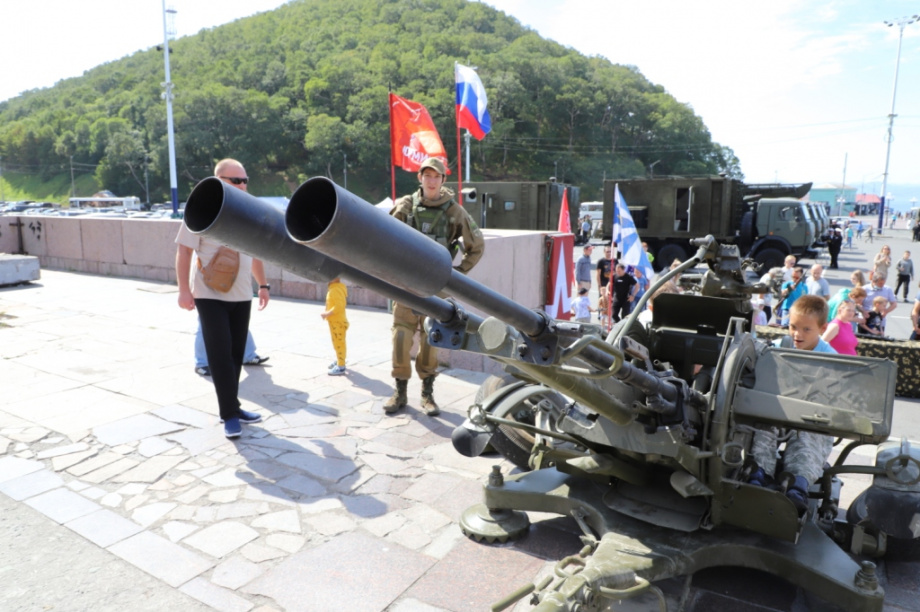Форум Армия-2021 проходит на Камчатке. Посмотреть выставку пришел даже енот. Фото: Виктор Гуменюк. Фотография 34