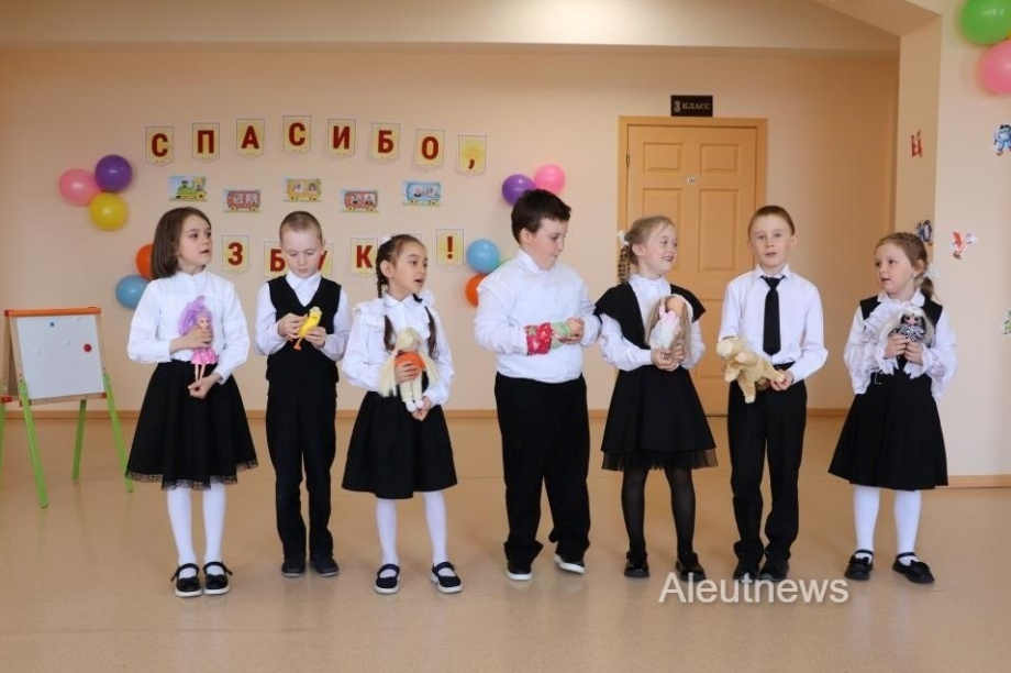 В Никольской школе первоклассники простились с Азбукой. https://t.me/AleutNews. Фотография 1