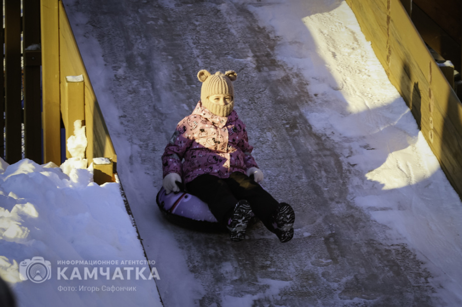 В Петропавловске-Камчатском продолжаются новогодние развлечения (фоторепортаж). Фото: «Камчатка Сегодня» \ Игорь Сафончик. Фотография 36