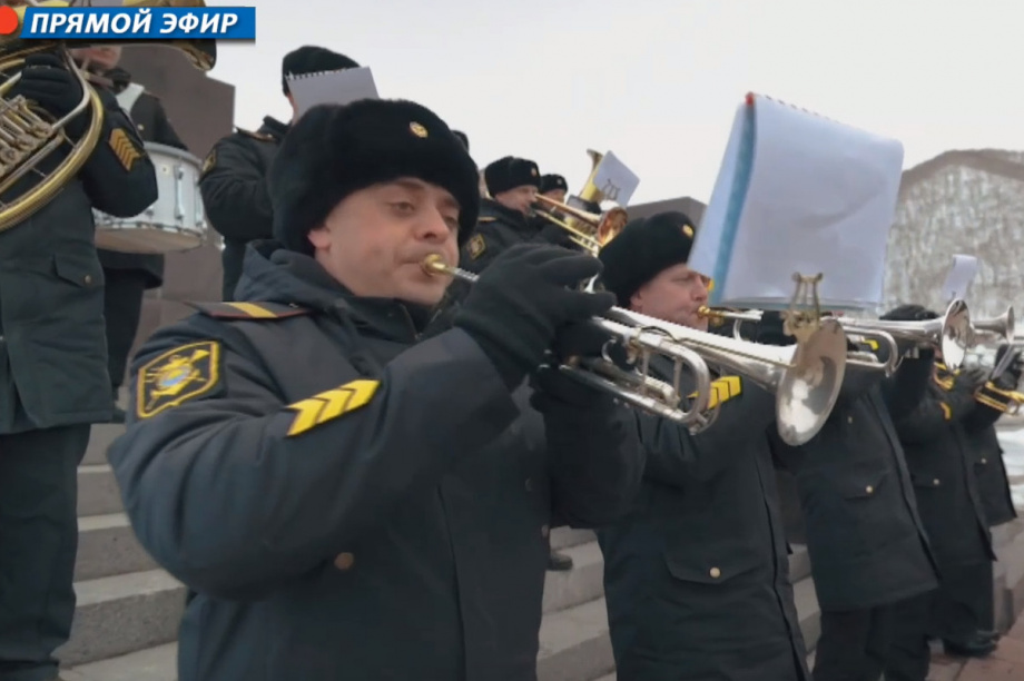 Военный оркестр поздравил женщин Камчатки с наступающим 8 марта. Фото: Виктор Гуменюк