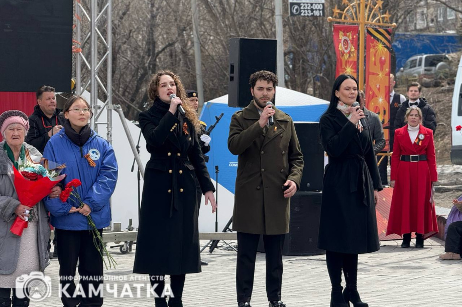 Камчатка почтила память героев Великой Отечественной возложением цветов. Фото: ИА "Камчатка". Фотография 27