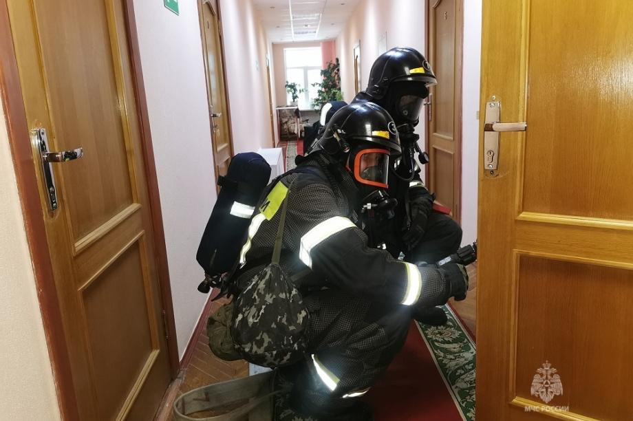 На Камчатке прошли пожарно-тактические учения в паратунском санатории. Фото: МЧС РФ по Камчатскому краю  . Фотография 2