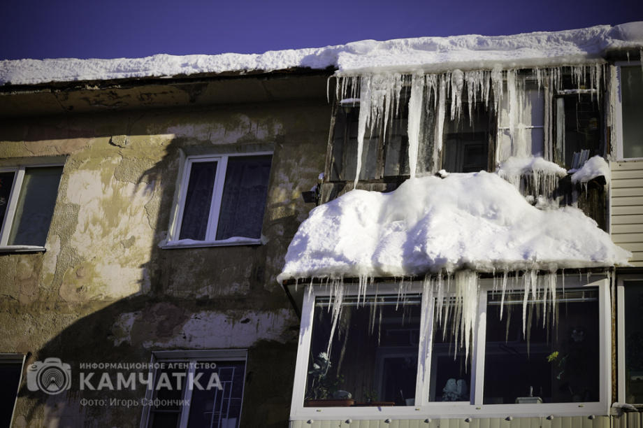 Коммунальные службы Камчатки продолжают бороться со снежными завалами (фоторепортаж). . Фотография 29