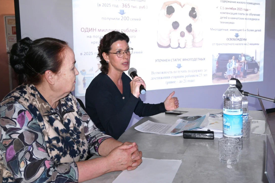 Депутаты краевого законодательного собрания представили отчет перед жителями Паланы за 2025 год. Фото: Заксобрание Камчатского края. Фотография 4