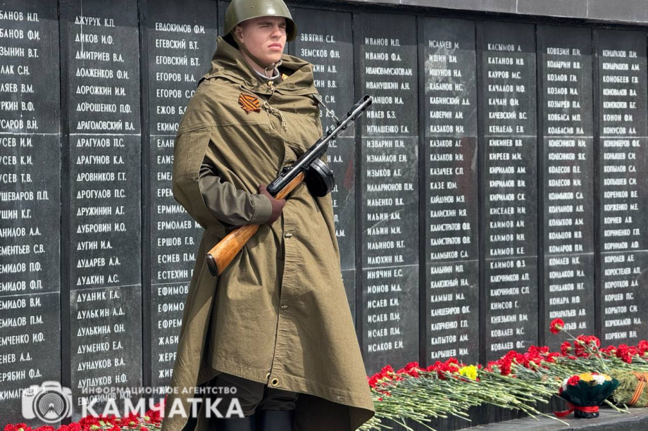 Камчатка почтила память героев Великой Отечественной возложением цветов. Фото: ИА "Камчатка". Фотография 24