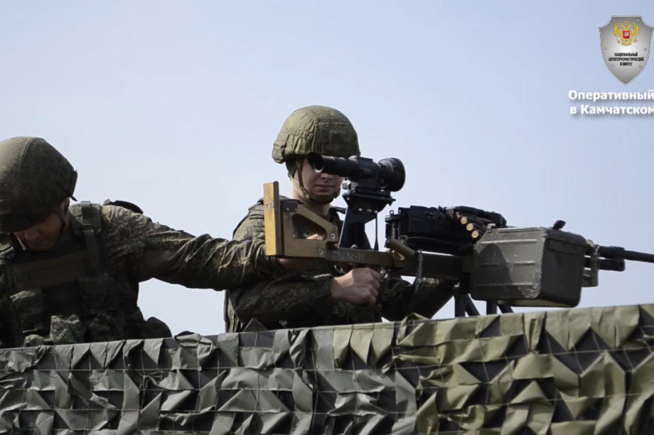 На Камчатке отработали отражение диверсионно-террористической атаки на военный аэродром. Фото: пресс-служба УФСБ России по Камчатскому краю. Фотография 3