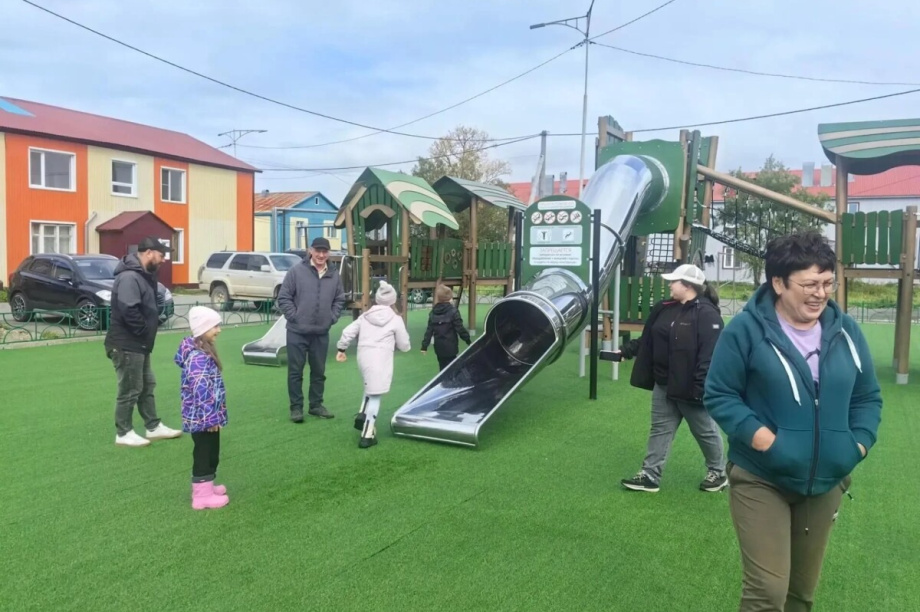 В камчатском селе Соболево открыли новую детскую площадку с игровыми комплексами и турниками. Фото: администрация Соболевского района. Фотография 5