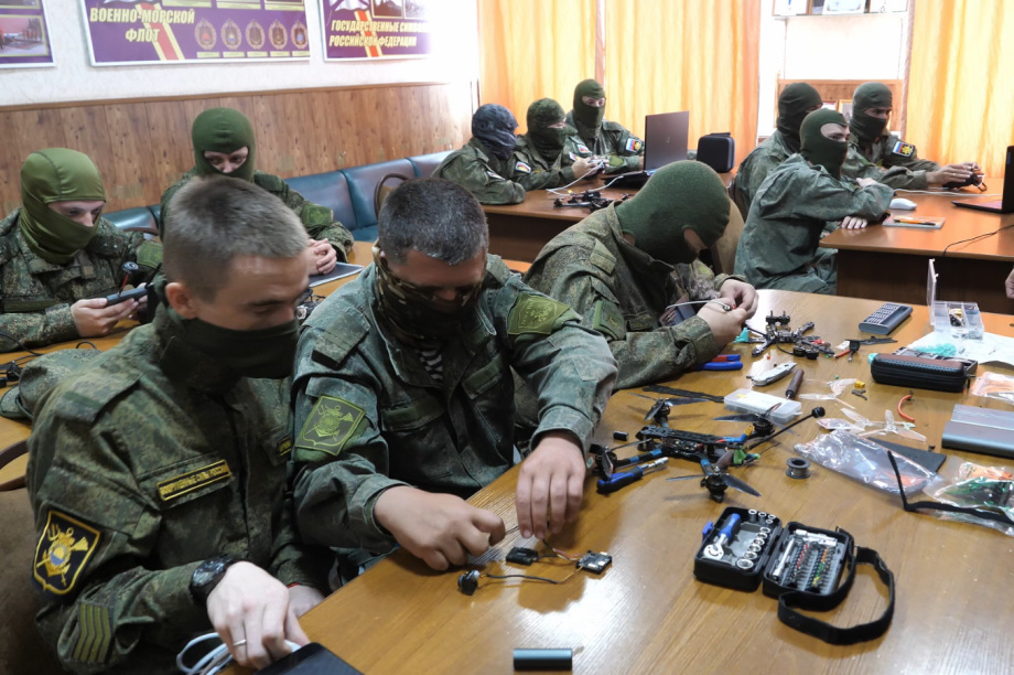 Начни карьеру в профессии будущего в легендарной 40-й бригаде морпехов. На линии фронта и в учебных классах (фото: пресс-служба ТОФ). Фотография 1