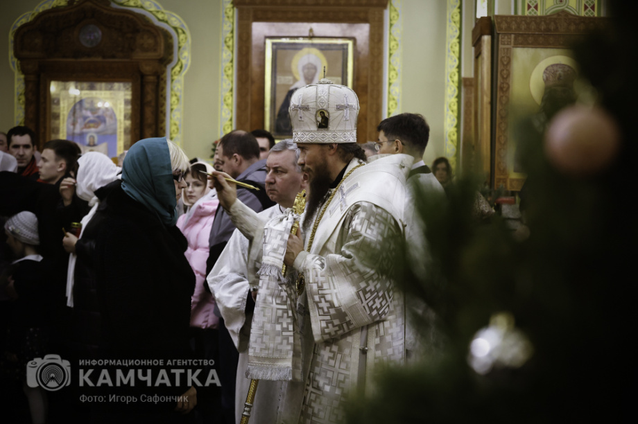 Рождественская служба в соборе Святой Троицы на Камчатке (фоторепортаж). Фото: «Камчатка Сегодня» \ Игорь Сафончик. Фотография 82