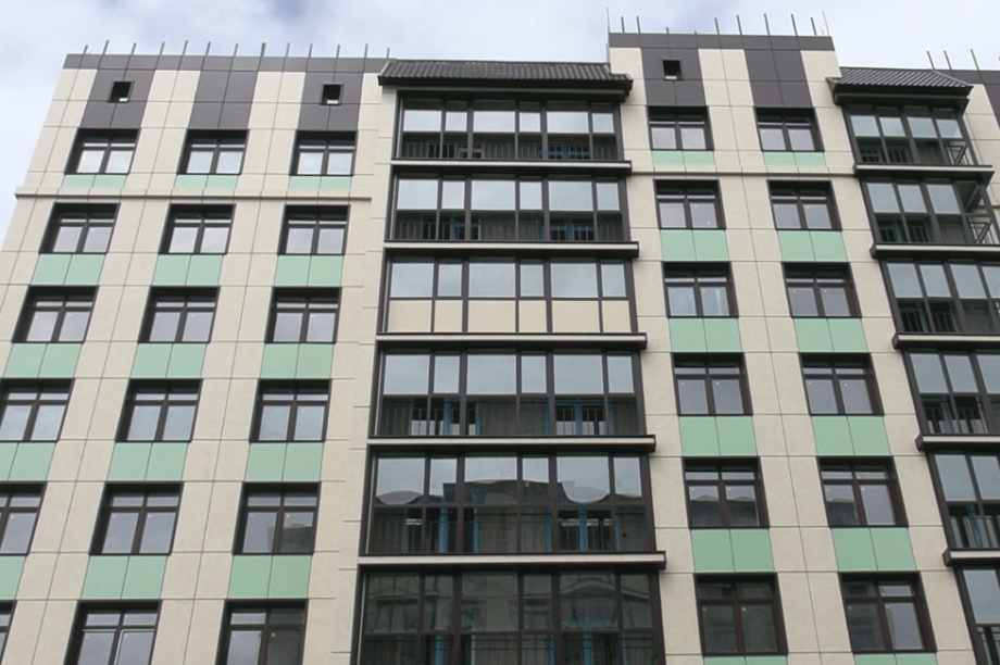 Программа строительства арендного жилья на Камчатке — подрядчик завершает фасадные работы первого дома в Петропавловске. Фото: kamgov.ru