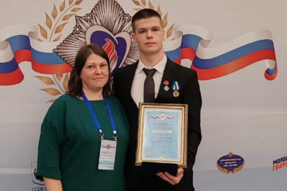 Камчатский подросток с горячим сердцем: Артём Шостка получил награду за спасение жизни. Фото: ГУ МЧС РФ по Камчатскому краю. Фотография 2