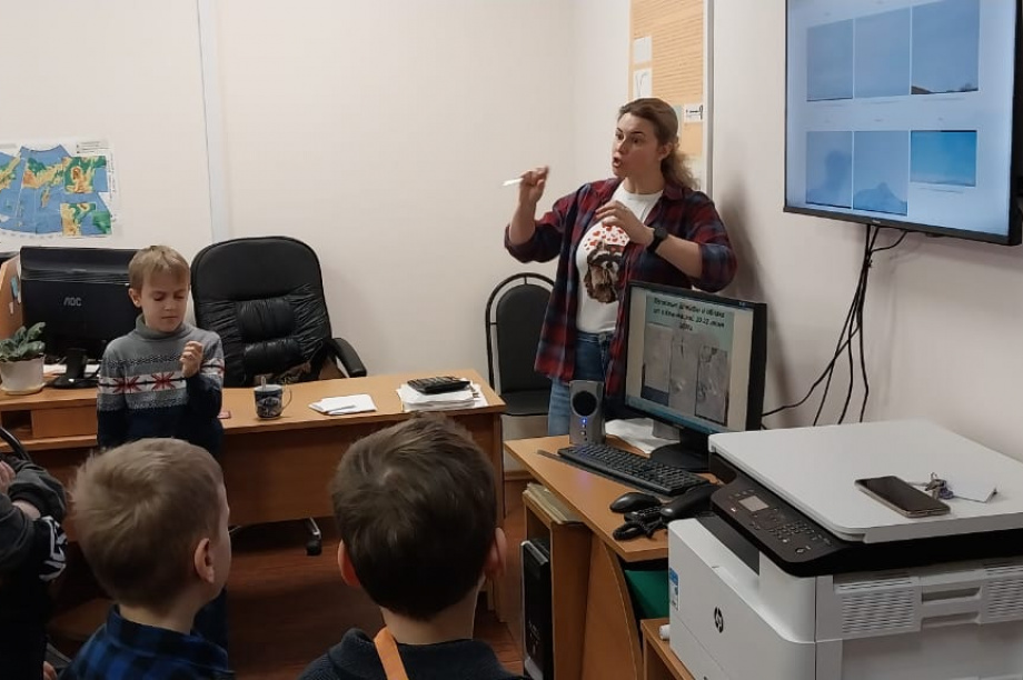 Школьники Камчатки узнали о работе сейсмологов. Фото организаторов. Фотография 2