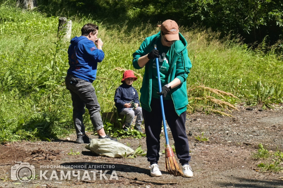 Молодежный субботник прошел в детском парке Петропавловска. фото: ИА "Камчатка". Фотография 33