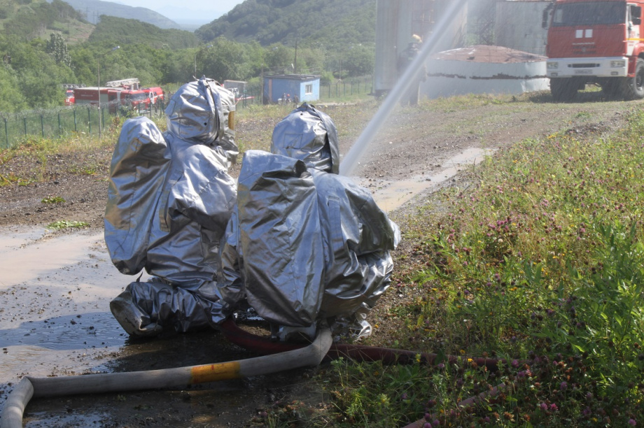 Более 60 пожарных приняли участие в учениях на складе камчатских ТЭЦ. Фото: пресс-служба краевого управления МЧС. Фотография 5