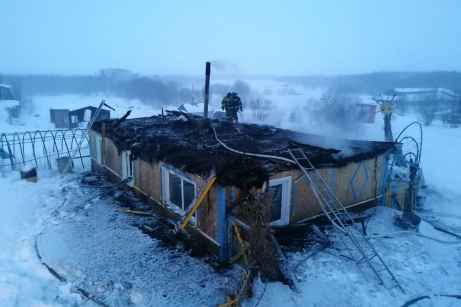 Пожар оставил без крыши частный дом в камчатском поселке. Фото: КГКУ «ЦОД». Фотография 3