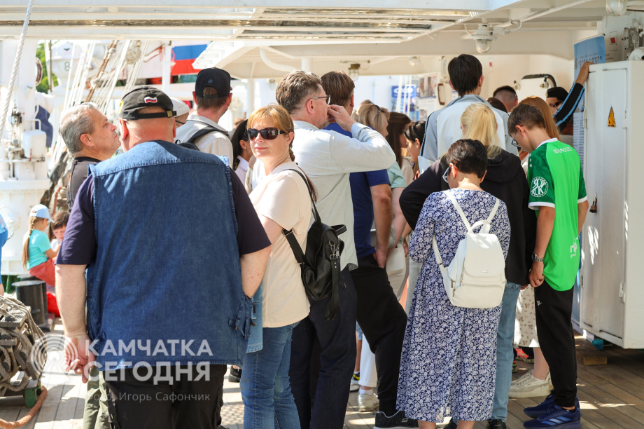 Парусник «Надежда» пригласил на борт жителей Петропавловска-Камчатского. Фото: ИА «Камчатка» \ Игорь Сафончик. Фотография 19