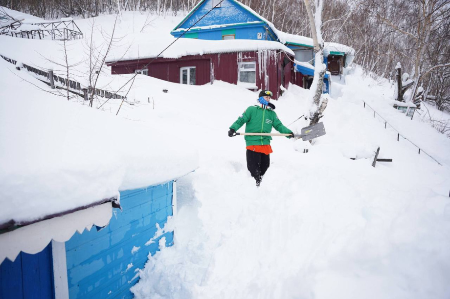 Тёплая помощь в снежном хаосе: камчатская молодежь взяла на себя заботу о самых уязвимых. Фото: kamgov.ru. Фотография 7