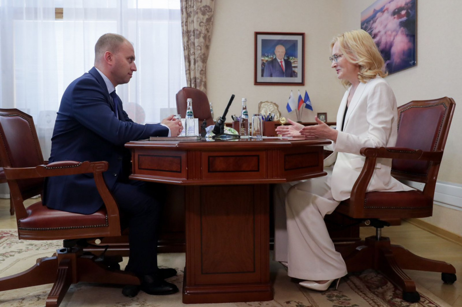 Ирина Яровая предложила Роману Чекушову изучить опыт строительства судов для Камчатки. Фото: пресс-служба Ирины Яровой. Фотография 3