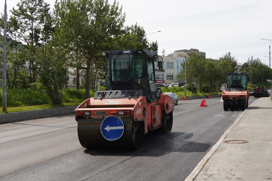 На улицах Зеркальная и Владивостокская в Петропавловске-Камчатском укладывают верхний слой асфальта. Фото: администрация ПКГО. Фотография 3