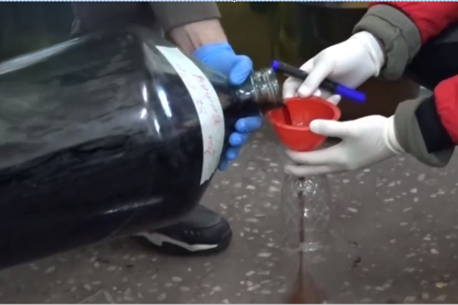 Жители Камчатки гнали самогон в промышленном масштабе и продавали в торговых центрах . Фото: УМВД России по Камчатскому краю, скриншот