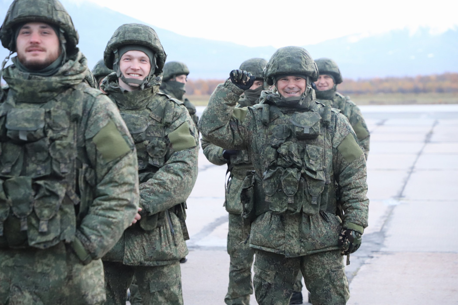 Мобилизованных жителей Камчатки торжественно проводили к месту несения службы. Фото: Виктор Гуменюк. Фотография 10