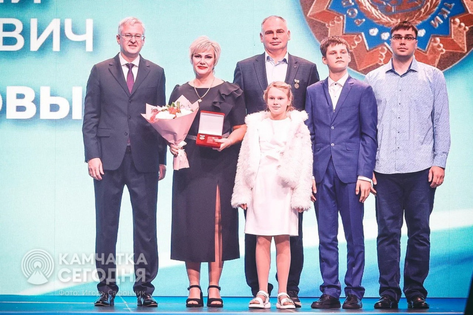 Владимир Солодов вручил награды героям, чемпионам и многодетным семьям Камчатки. . Фотография 13