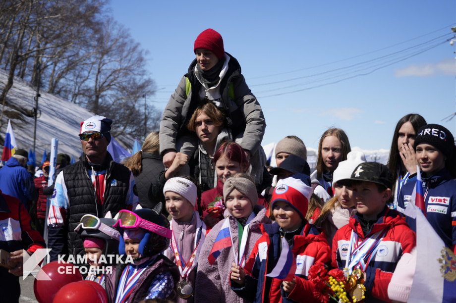 Тысячи камчатцев вышли на первомайское шествие на площади Ленина (фоторепортаж). Фото: ИА «Камчатка». Фотография 27