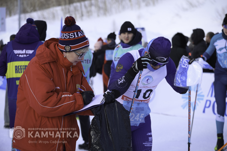 Лыжня России 2026 на Камчатке: полторы тысячи участников объединились на старте. Фото: «Камчатка Сегодня» \ Игорь Сафончик. Фотография 60
