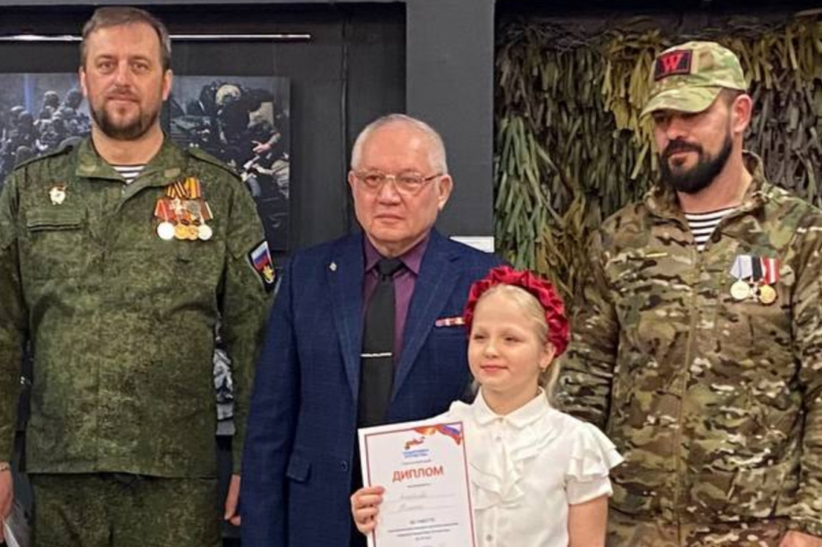 Победителям камчатского конкурса «Нарисуй защитника Отечества» вручили дипломы и подарки  . Фото: филиал Фонда «Защитники Отечества». Фотография 4
