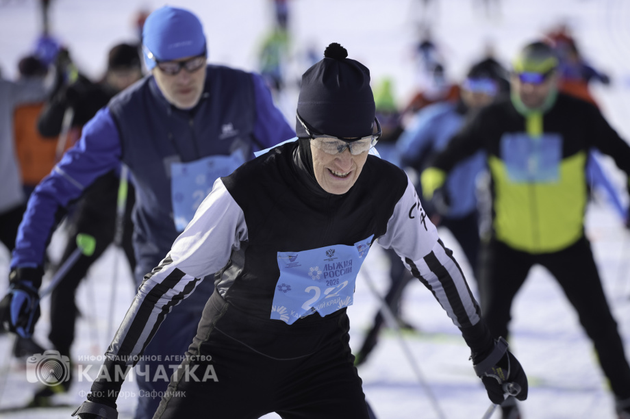 Лыжня России 2026 на Камчатке: полторы тысячи участников объединились на старте. Фото: «Камчатка Сегодня» \ Игорь Сафончик. Фотография 16