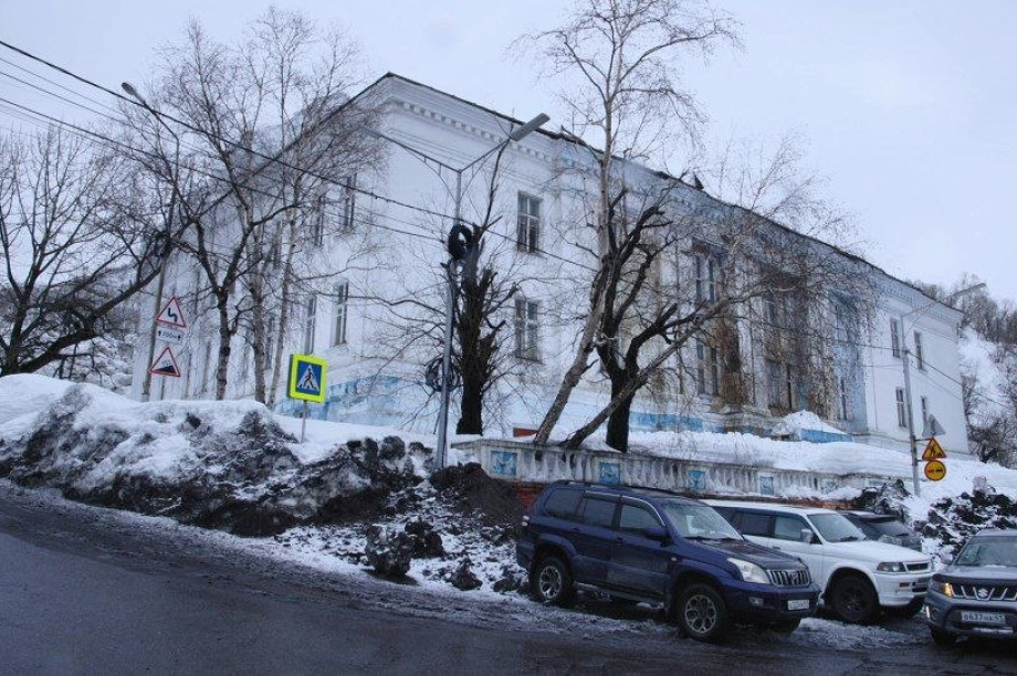 Спасатели очищают от опасного снега крыши зданий в Петропавловске-Камчатском. Фото: МЧС по Камчатскому краю. Фотография 5